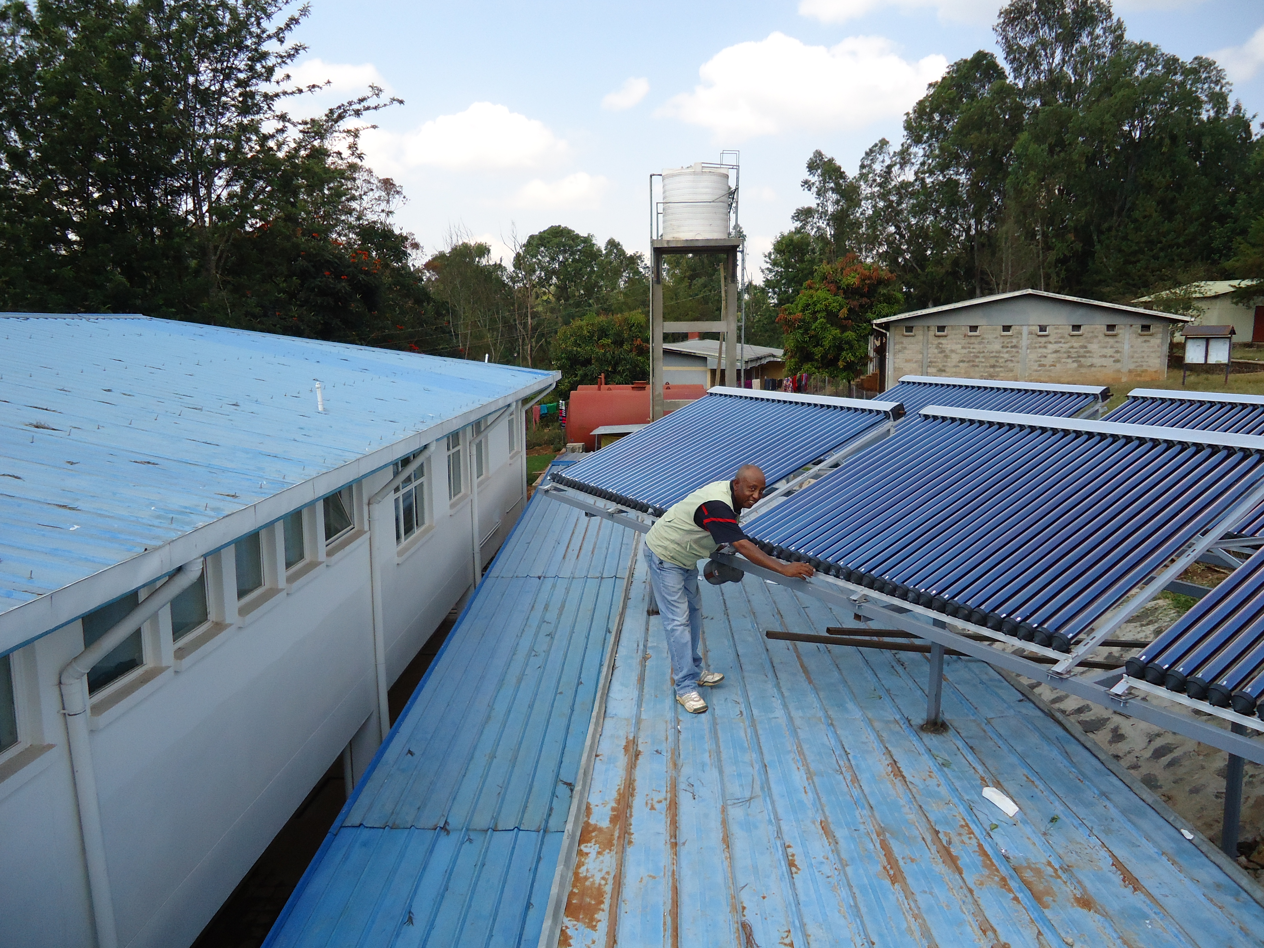 فوائد سخانات المياه بالطاقة الشمسية غير المضغوطة باستخدام وحدات التحكم بالطاقة الشمسية