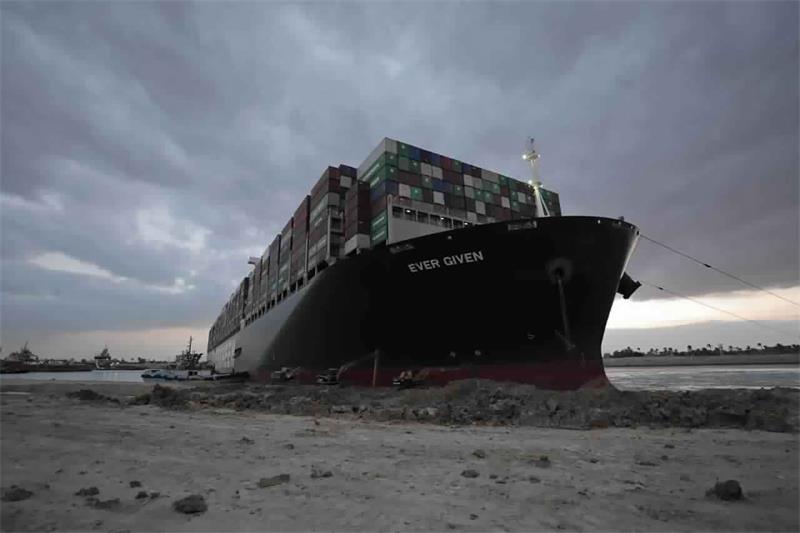 كيف خرجت سفينة الشحن من قناة السويس من الصعوبات