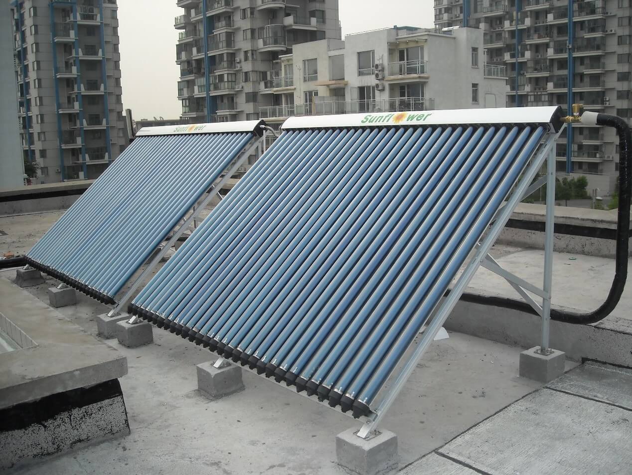 العديد من مجمعات الطاقة الشمسية ذات الأنبوب المفرغ شائعة الاستخدام